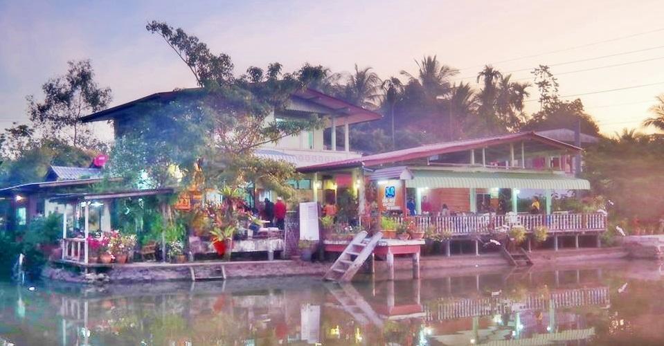 Nr Homestay Ампхава Экстерьер фото